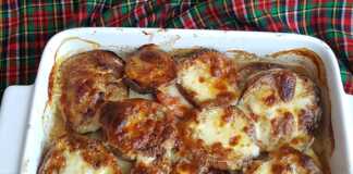 Ένα ταψί με λαχταριστή Ψητή Μελιτζάνα με Ντομάτα και Μοτσαρέλα, με το τυρί λιωμένο και ελαφρά ροδισμένο.