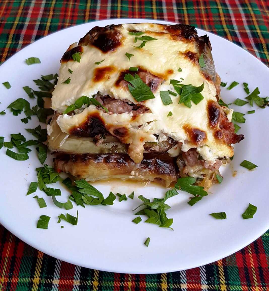 melitzanesTyri Μελιτζάνα με κιμά και τυρί!