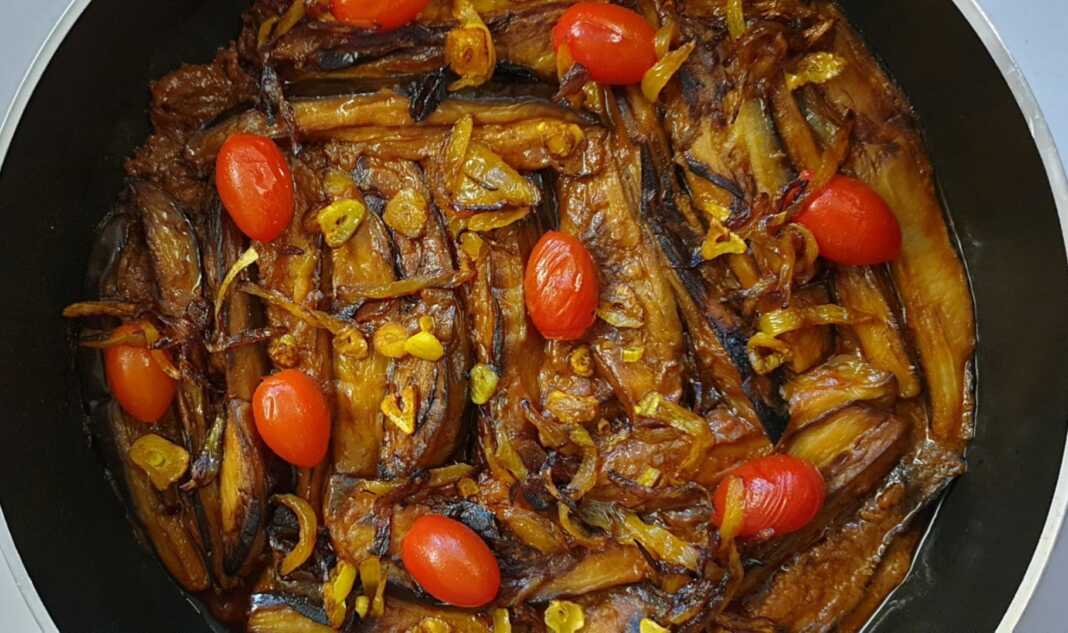 Ένα ταψί με λαχταριστές Μελιτζάνες με κρέας στο φούρνο, έτοιμο για σερβίρισμα