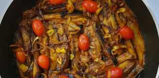 Ένα ταψί με λαχταριστές Μελιτζάνες με κρέας στο φούρνο, έτοιμο για σερβίρισμα