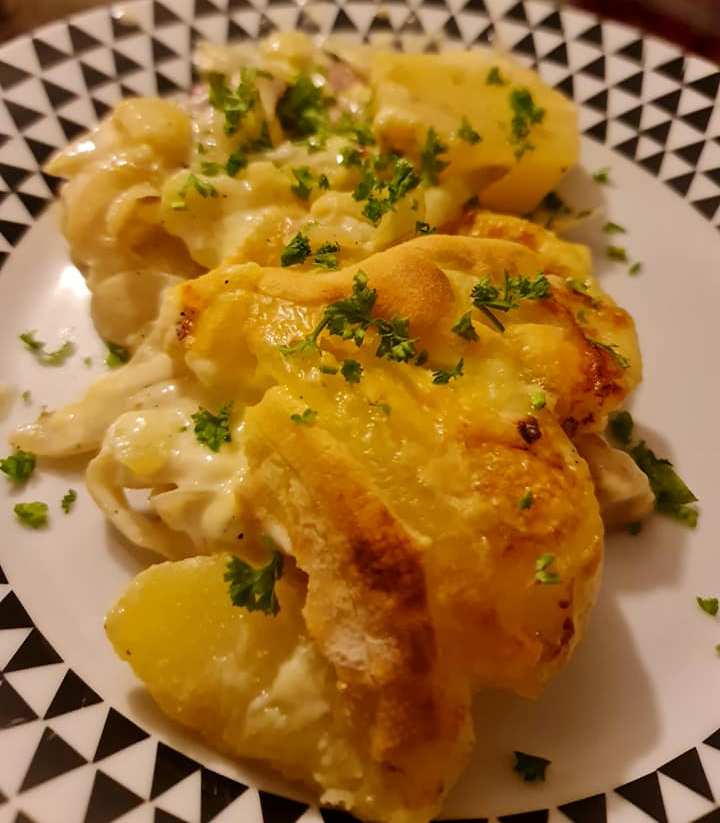 patatesKapnistoHoirino Καπνιστό Χοιρινό με πατάτες και τυρί