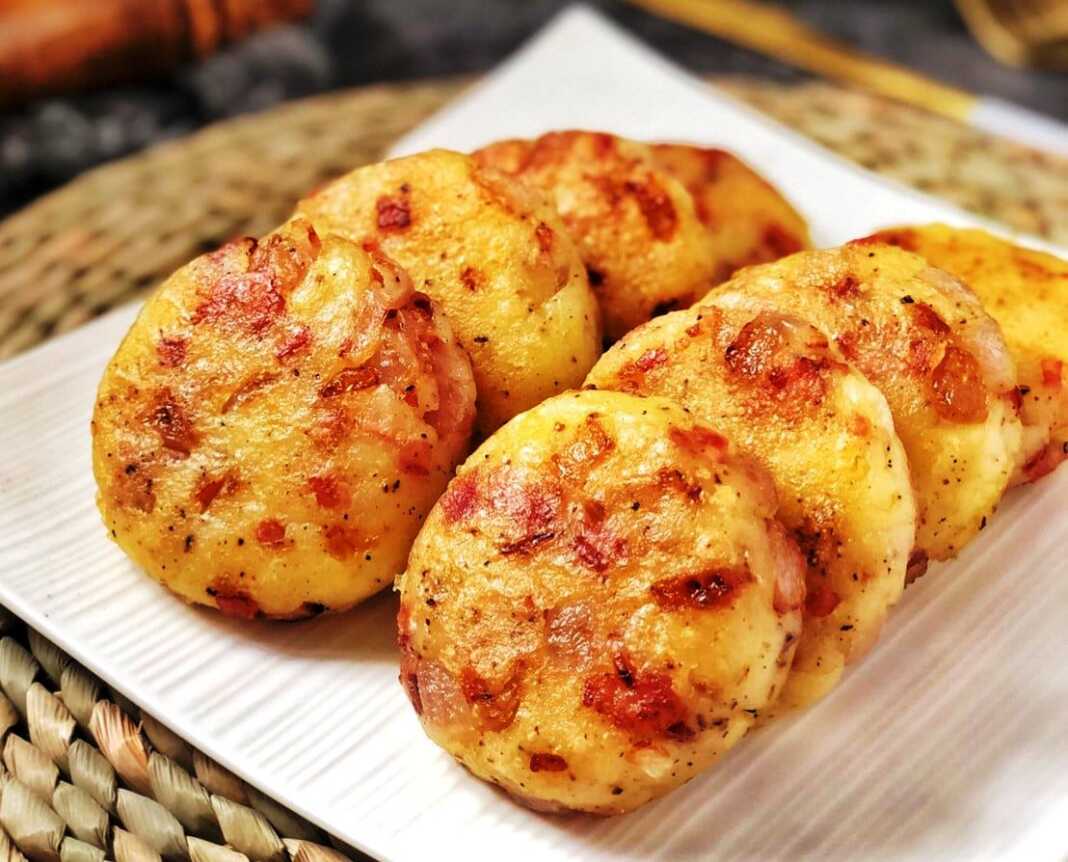 patatokeftdesMpeikon1 Πατατοκεφτέδες με μπέικον