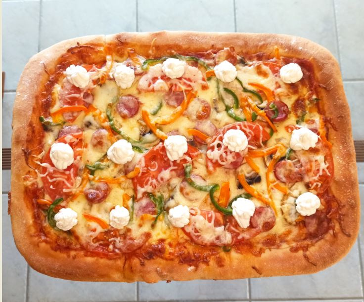 Πίτσα στο ταψί με ζύμη από Φοκάτσια