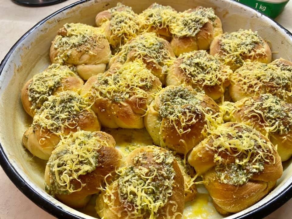 skordopsoma Σκορδόψωμα με μαϊντανό και βασιλικό