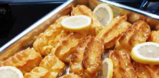 Σπιτικές τουλούμπες σε ένα πιάτο, γυαλιστερές από το σιρόπι.