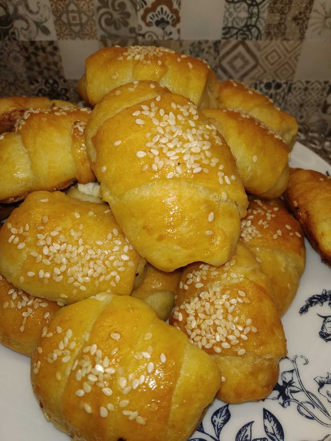 Αφράτα τυροπιτάκια με φέτα και ανθότυρο