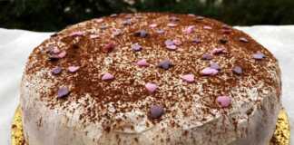 Ολόκληρη Τούρτα με σοκολάτα και κρέμα σαντιγί πασπαλισμένη με κακάο.