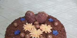 Τούρτα με πραλίνα φουντουκιού ή νουτέλα Τούρτα με πραλίνα φουντουκιού