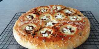 Το ψημένο **Αφράτο Ζαμπονοτυρόψωμο** στο ταψί, πασπαλισμένο με σουσάμι και ηλιόσπορους.