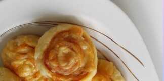 Ζαμπονοτυροπιτάκια…δε σταμάτας στο ένα ποτέ Ζαμπονοτυροπιτάκια σε πιατέλα, φρεσκοψημένα, με χρυσαφένια σφολιάτα και το λιωμένο τυρί να φαίνεται στο εσωτερικό.