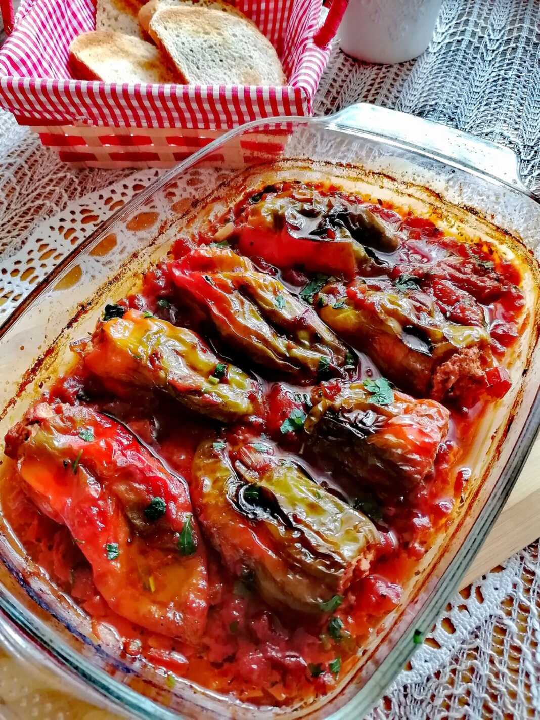 Γεμιστές πιπεριές με κιμά χοιρινό σε σάλτσα ντομάτας