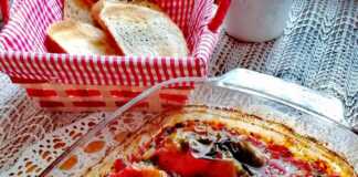 Γεμιστές πιπεριές με κιμά χοιρινό σε σάλτσα ντομάτας