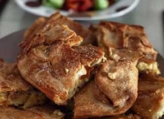 Κοντινό πλάνο σε ένα κομμάτι από Κολοκυθόπιτα με Χειροποίητο Φύλλο, που αναδεικνύει τις στρώσεις του φύλλου και την πλούσια γέμιση.