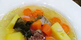 Κρεατόσουπα με Μοσχάρι: πλούσια και θρεπτική σούπα με κομμάτια κρέατος.