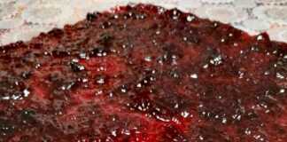 Ένα ταψί λαχταριστό cheesecake χωρίς ψήσιμο με μαρμελάδα φράουλα