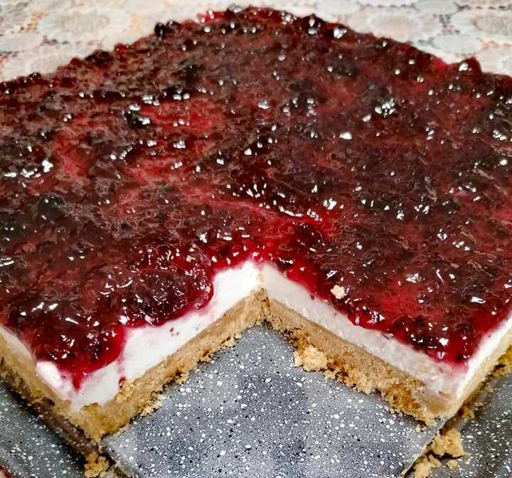 cheesseCake0 Ένα ταψί λαχταριστό cheesecake χωρίς ψήσιμο με μαρμελάδα φράουλα