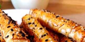 Φλογέρες ή κριτσίνια στο φούρνο με κίτρινο τυρί και φέτα