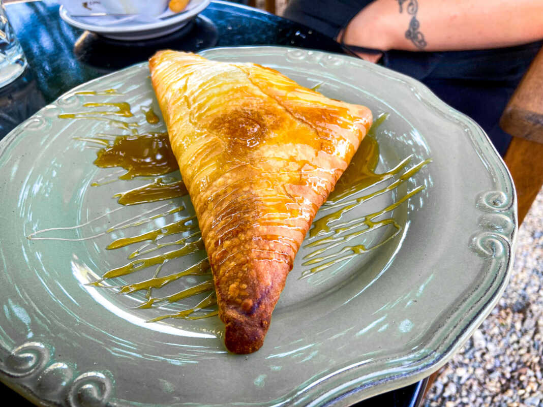 Ζεστή ψημένη φέτα τυλιγμένη