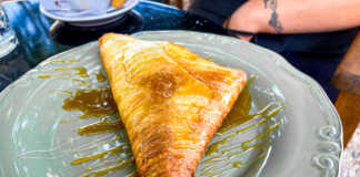 Ζεστή ψημένη φέτα τυλιγμένη