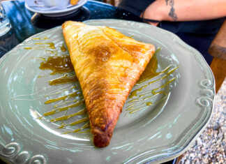 Ζεστή ψημένη φέτα τυλιγμένη