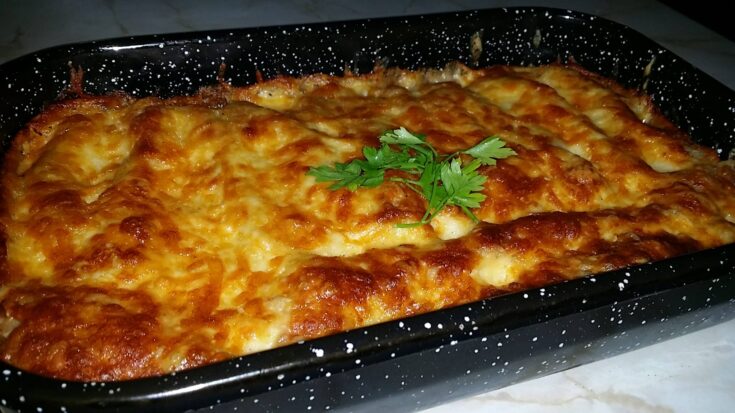 Ταψί με χρυσαφένια κανελόνια περιχυμένα με πλούσια κρέμα και λιωμένο τυρί