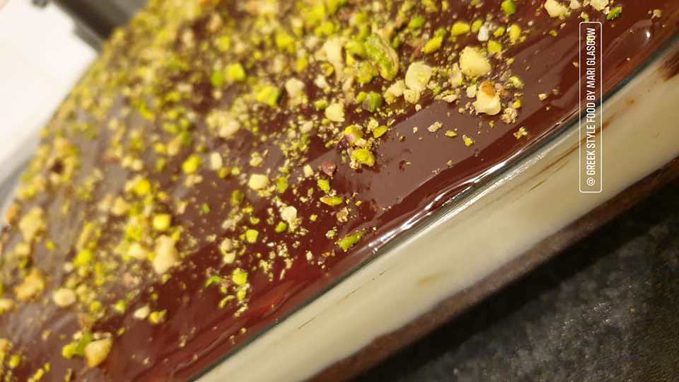 καρυδόπιτα με κρέμα και σοκολάτα