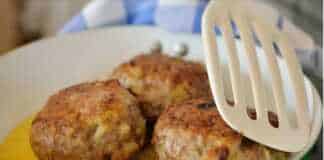 Κοντινό πλάνο στους Σπιτικούς Τηγανητούς Κεφτέδες με την τραγανή κρούστα