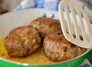 Κοντινό πλάνο στους Σπιτικούς Τηγανητούς Κεφτέδες με την τραγανή κρούστα