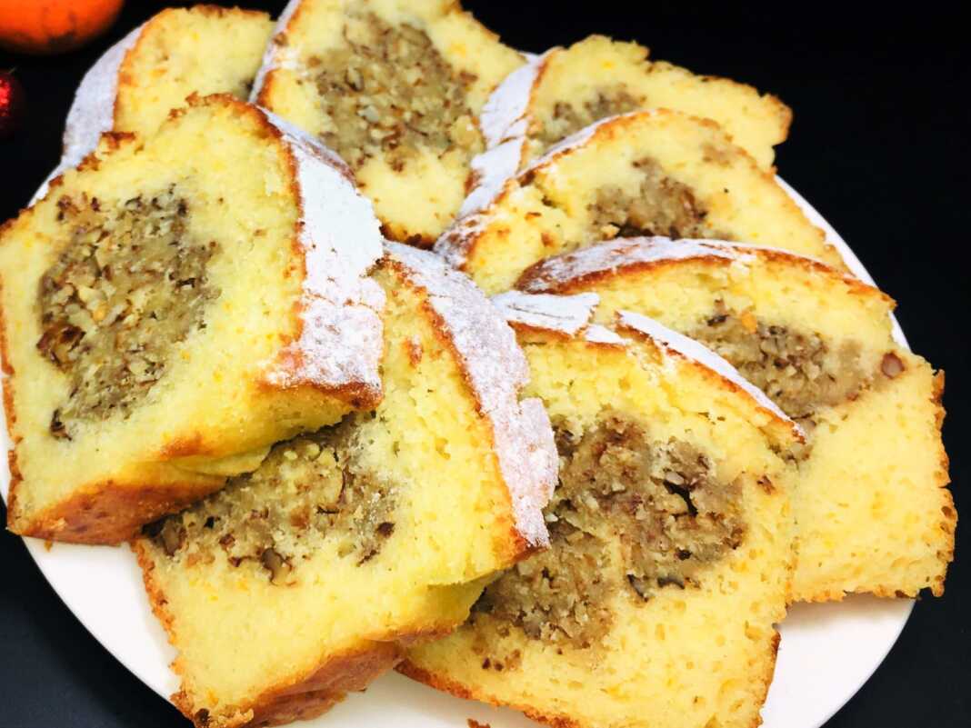 Υγρό κέικ με γέμιση καρυδιού και πορτοκαλιού