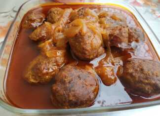 Κεφτεδάκια μοσχαρίσια ψημένα στο φούρνο, σε πυρέξ, μέσα σε πλούσια κόκκινη σάλτσα ντομάτας με κανέλα και μυρωδικά.