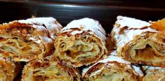 Γλυκιά Κολοκυθόπιτα με καρύδι….και ένα κρυμμένο μυστικό υλικό Γλυκιά κολοκυθόπιτα σε ρολά, πασπαλισμένη με άχνη ζάχαρη και κανέλα.