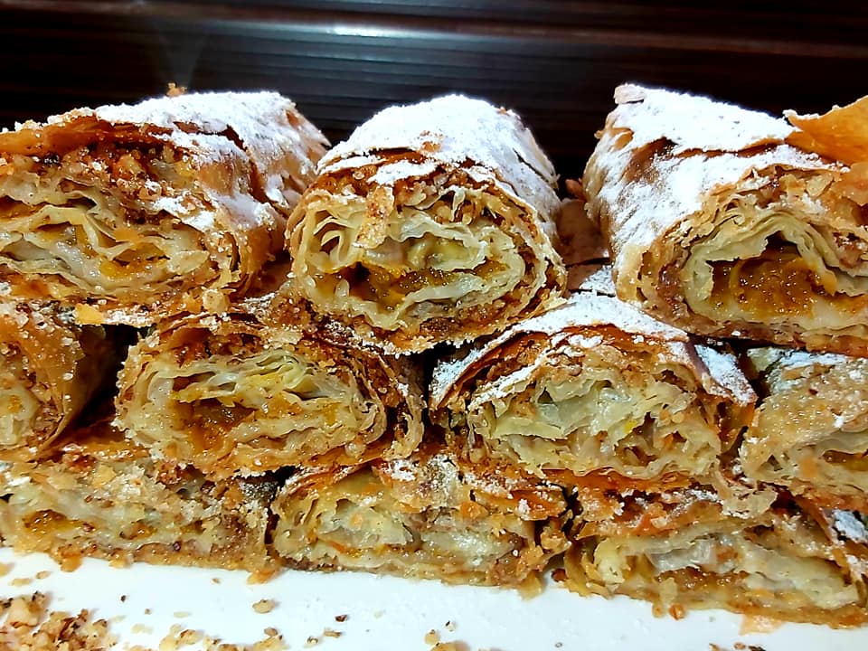 kolithopitaKaridi Γλυκιά κολοκυθόπιτα σε ρολά, πασπαλισμένη με άχνη ζάχαρη και κανέλα.