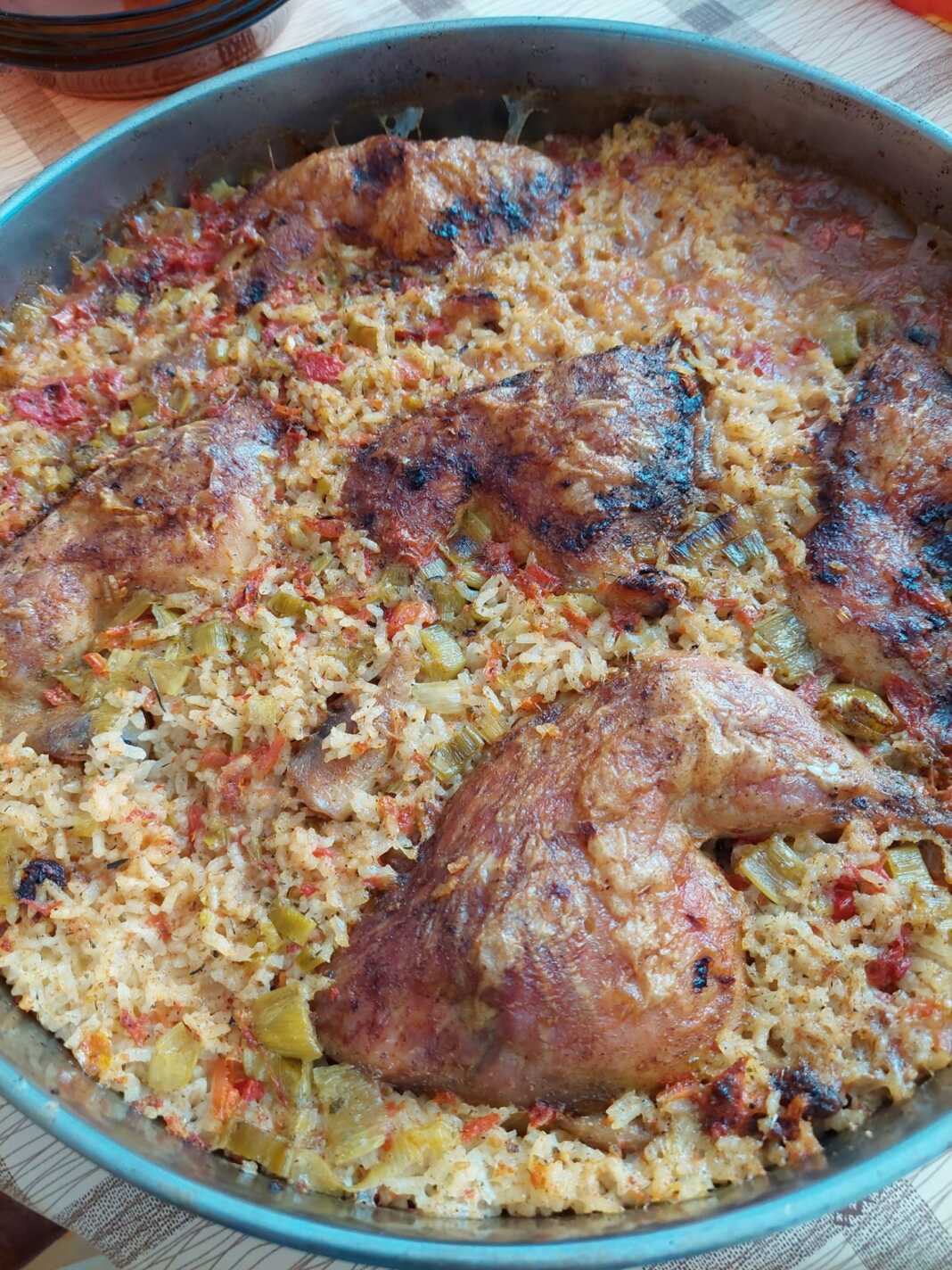 Μπουτάκια κοτόπουλου με ρύζι και πράσο