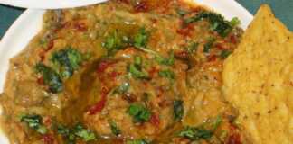 Μελιτζανοσαλάτα με ταχίνι, ελαιόλαδο, χυμό λεμονιού και μπαχαρικά.