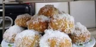 Μια πιατέλα με στρογγυλά, χρυσαφένια γλυκάκια πασπαλισμένα με ινδοκάρυδο.