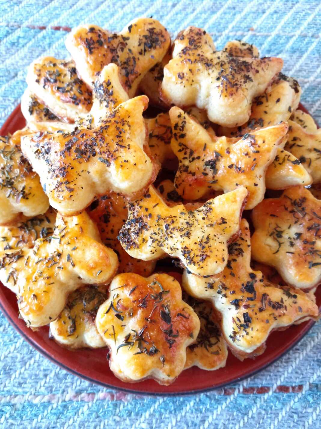 Κουλουράκια από ζύμη βουτύρου, τυρί και μπαχαρικά