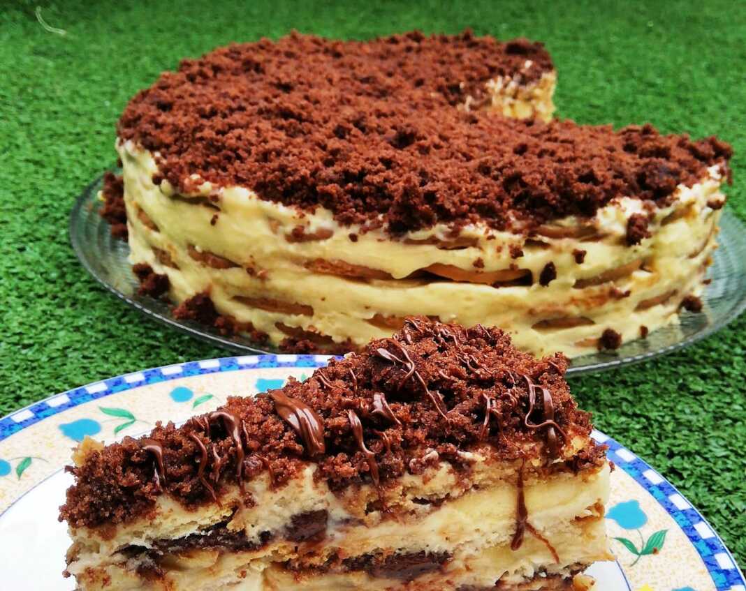 Πιάτο με κομμάτια από στρωμένο μπισκοτογλυκό, με ορατές στρώσεις μπισκότου, μπανάνας και σοκολάτας.