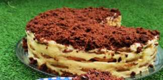 Πιάτο με κομμάτια από στρωμένο μπισκοτογλυκό, με ορατές στρώσεις μπισκότου, μπανάνας και σοκολάτας.