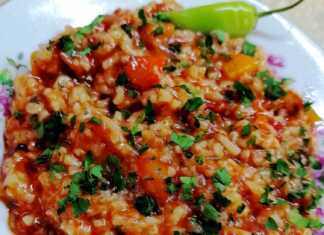 Ένα πιάτο με αχνιστές Ντομάτες με Ρύζι και Ελιές, πασπαλισμένες με φρέσκο μαϊντανό