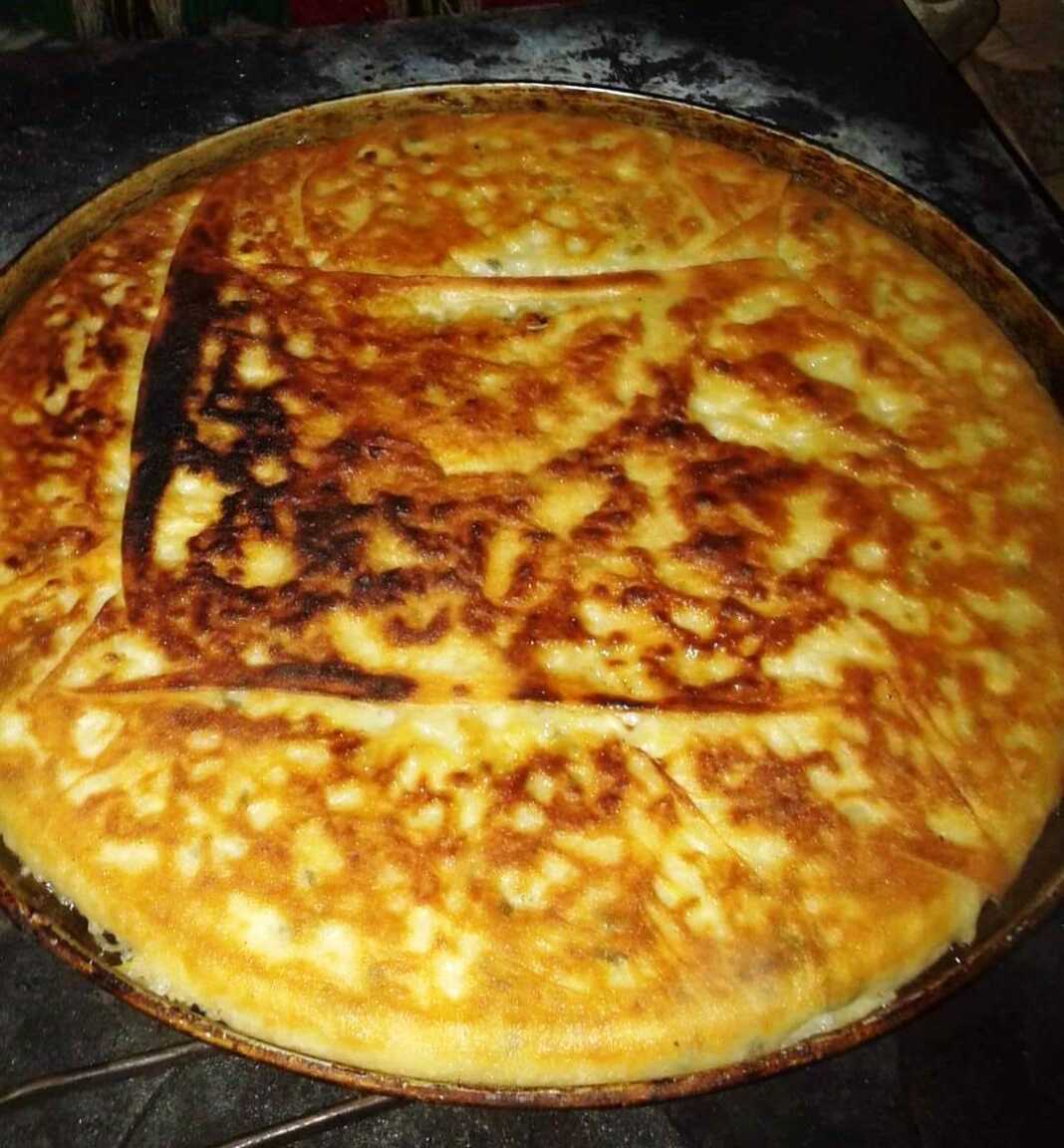 patatopita Μια ολοκληρη παραδοσιακή πατατόπιτα της Ροδόπης, με τραγανή κρούστα