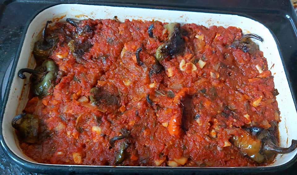 piperiesSaltsaNtomata2 Πιπεριές με σάλτσα ντομάτας