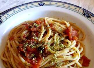 Μακαρονάδα με φρέσκια σάλτσα και ρίγανη