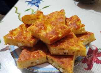 Μια ολόκληρη προζυμόπιτα με φέτα έτοιμη να σερβιριστεί