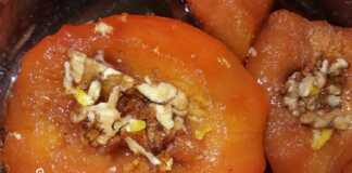 Κυδώνια ψητά γεμισμένα με καρύδια, περιχυμένα με το σιρόπι τους και σαντιγί.