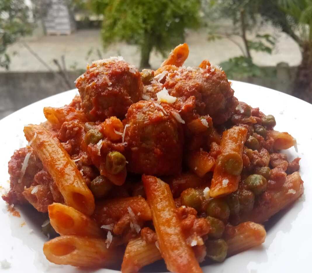 ragouKeftedakiaAraka Κεφτεδάκια με αρακά και πένες