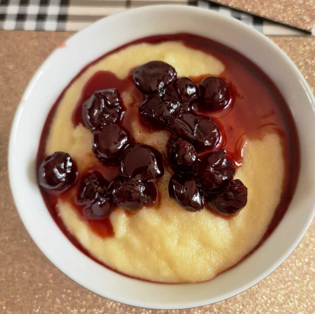 Κρέμα με Σιμιγδάλι γάλα και μαρμελάδα