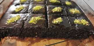 Σοκολατόπιτας με γυαλιστερό σιρόπι σοκολάτας και πασπαλισμένο φιστίκι Αιγίνης.