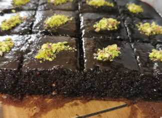 Σοκολατόπιτας με γυαλιστερό σιρόπι σοκολάτας και πασπαλισμένο φιστίκι Αιγίνης.