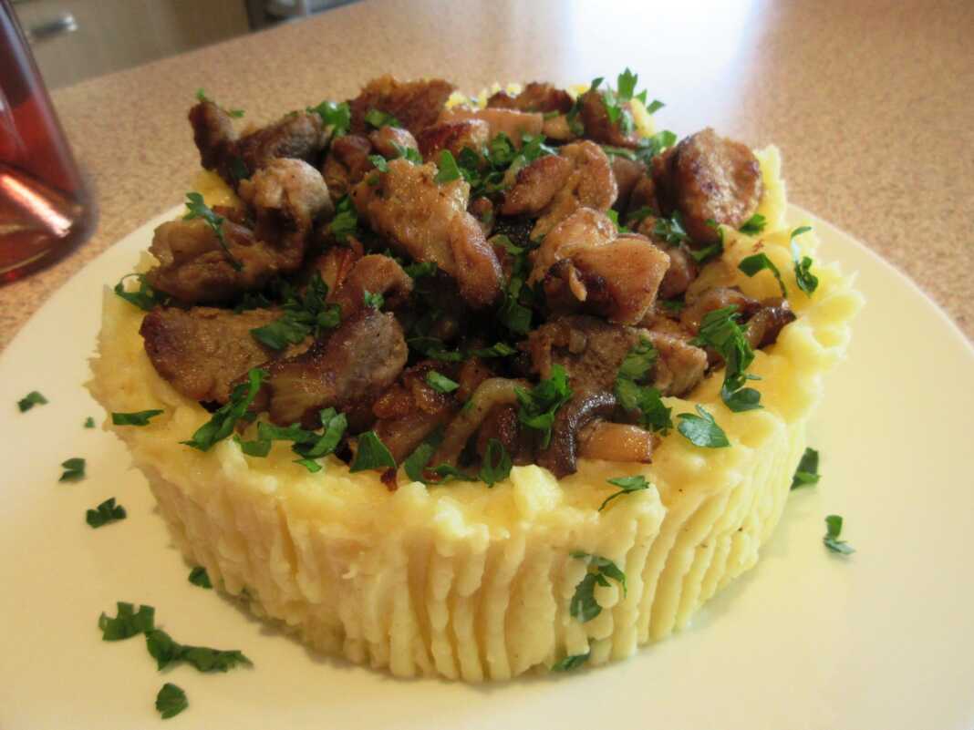 tiganiaPoure Χοιρινή τηγανιά με μανιτάρια και κρεμμύδια