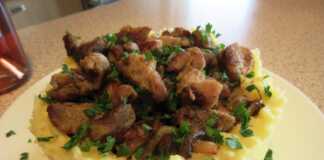 Χοιρινή τηγανιά με μανιτάρια και κρεμμύδια